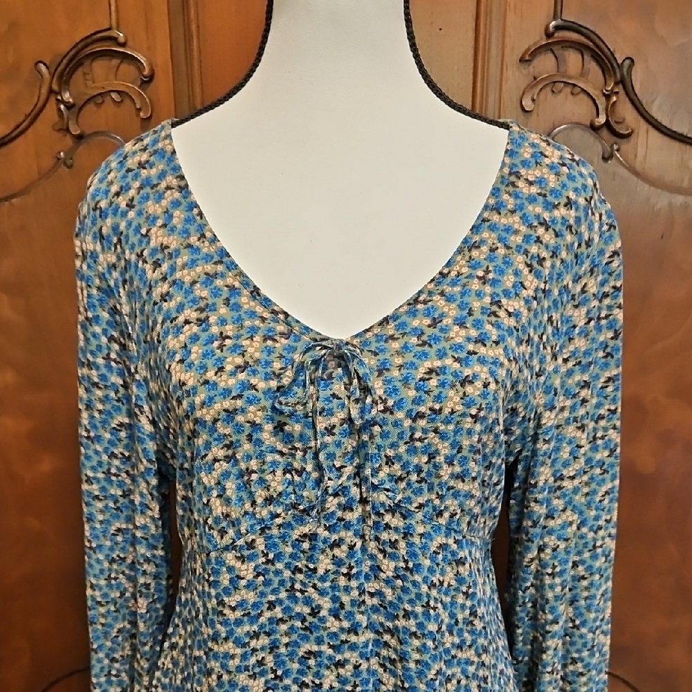 SO Tunic Blouse Shirt Long Sleeved Dainty Floral Pattern V Neck Size M